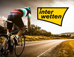 Een fietser en het logo van de Interwetten bookmaker die wielerweddenschappen accepteert.