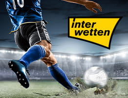 Voetbal schoppen en het logo van de bookmaker Interwetten, die voetbalweddenschappen aanbiedt.