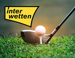 Een club en een golfbal, en het logo van Interwetten, een huis dat golfweddenschappen aanbiedt in Nederland.