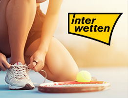 Een tennisspeler en het logo van de Interwetten bookmaker die tennisweddenschappen aanbiedt in Nederland.