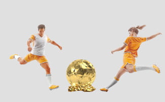 Een vrouwelijke speler en een speler die een gouden bal met haar voet raken