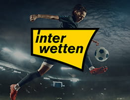 Voetbal schoppen en het logo van de bookmaker Interwetten, die vrouwenvoetbalweddenschappen aanbiedt.