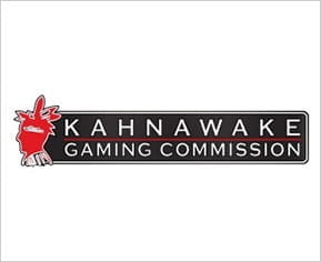 Afbeelding met het logo van de Kahnawake Gaming Commission. Links het silhouet in rood van een man met een pluim van veren.