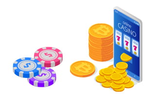 Een mobiel met spellen voor casino ' s met Bitcoin en gekleurde tokens van deze cryptocurrency.